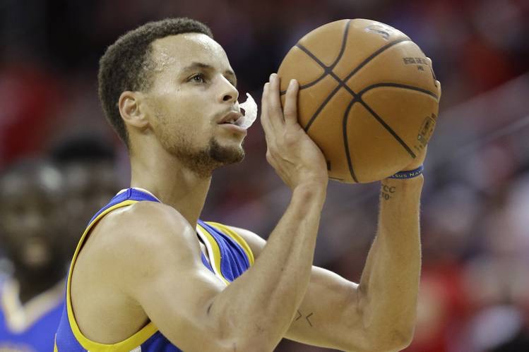 Steph Curry chews on his mouthpiece instead of thinking about how badly he has to pee